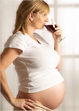 Čo hrozí plodu, keď tehotná žena popíja počas gravidity