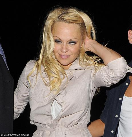 Pamela Anderson: Zo sexi kosti je troska! 